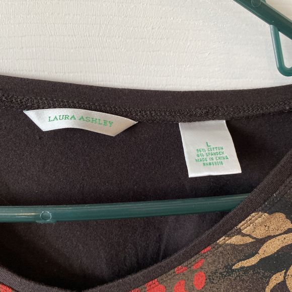 Laura Ashley Blouse Women’s Size Large 3/4 Sleeve V Neck Relaxed Floral Animal - Picture 2 of 8